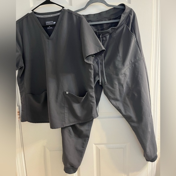 Fabletics Grey Scrub Set - Picture 2 of 6